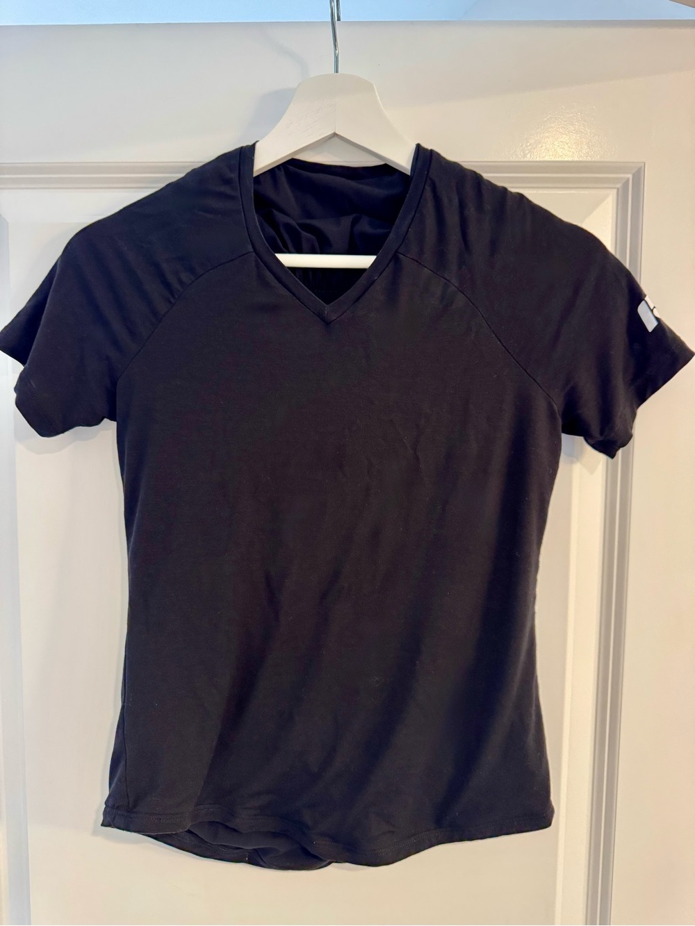 Forme Core Posture Correcting V-Neck Tee - black